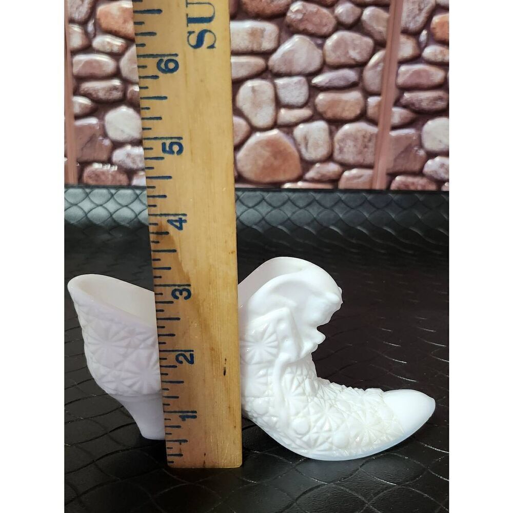 Fenton White Milk Glass Daisy and Button Cat-Head Shoe - Picture 9 of 9